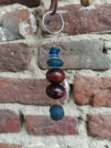 bengoArt Geschenkidee kleines Mitbringsel Schlüsselanhänger Anhänger mit Recyclingglasperlen Blau Sibukawfrucht
