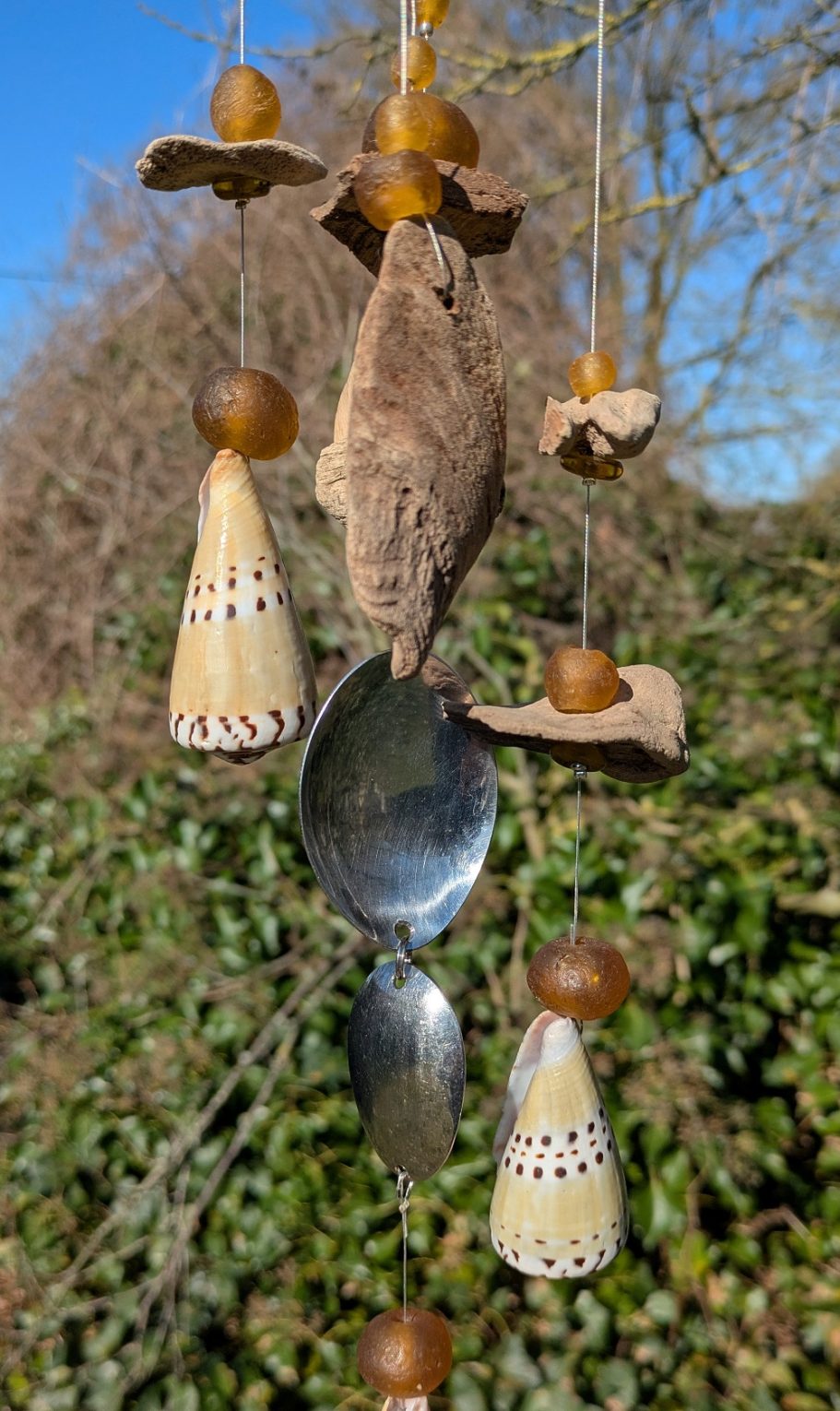 Treibholzmobile mit Gabel und Löffel Konusschnecken in Amberfarben bengoArt Treibholzgirlande - mobile Besteck Recyclingglas