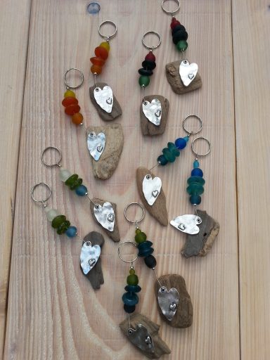 bengoArt Geschenkidee kleines Mitbringsel Schlüsselanhänger Anhänger mit Recyclingglasperlen Treibholz HerzinHerz