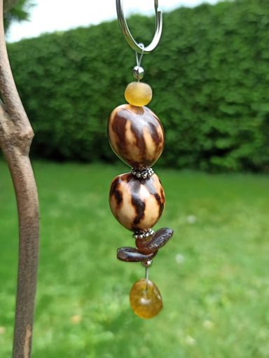 bengoArt Geschenkidee kleines Mitbringsel Schlüsselanhänger Anhänger mit Recyclingglasperlen Amber Lumbangfrucht marmoriert