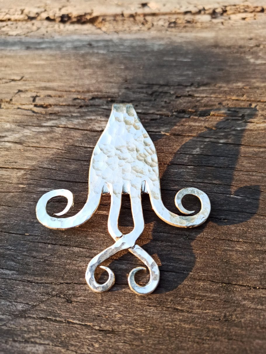 Amulett für Kette gehämmert versilbert bengoArt Gabelschmuck Kettenanhänger mit Schnörkeln
