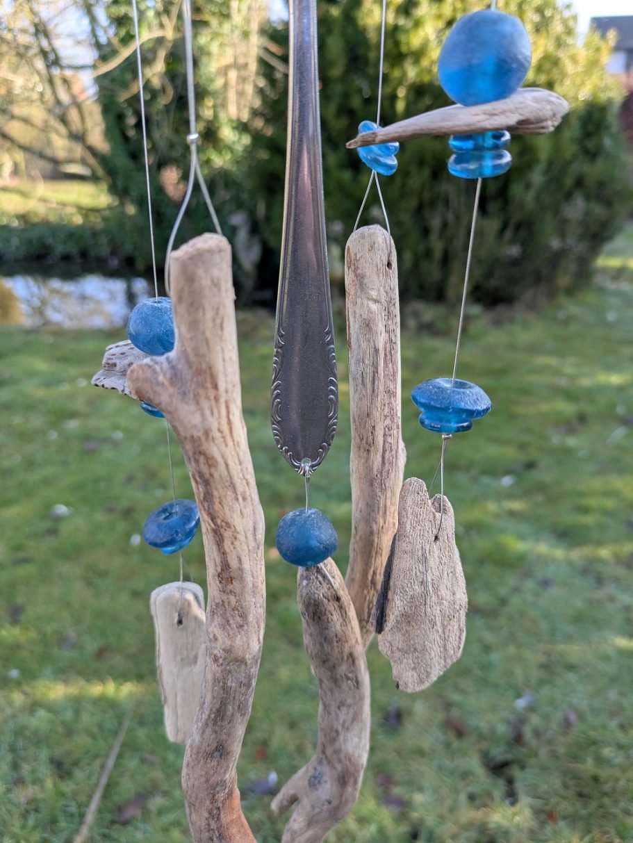 Treibholzmobile mit Gabel und Löffel in Maliblau bengoArt Treibholzgirlande - mobile Besteck Recyclingglas