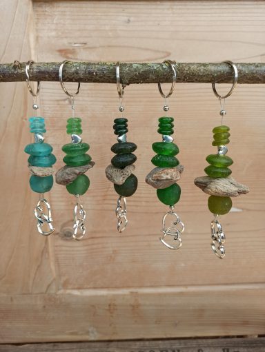 bengoArt Geschenkidee kleines Mitbringsel Schlüsselanhänger Anhänger mit Recyclingglasperlen grün blau Doppelherz Metallperle