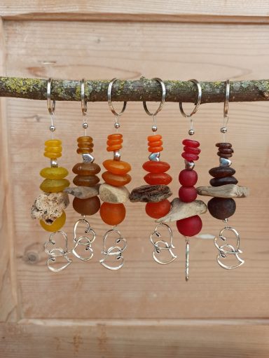 bengoArt Geschenkidee kleines Mitbringsel Schlüsselanhänger Anhänger mit Recyclingglasperlen grün blau Doppelherz Metallperle