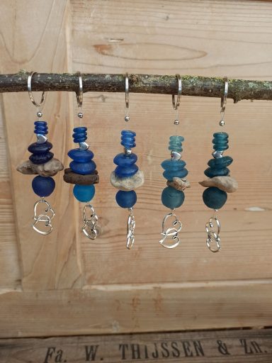 bengoArt Geschenkidee kleines Mitbringsel Schlüsselanhänger Anhänger mit Recyclingglasperlen blau Doppelherz Metallperle