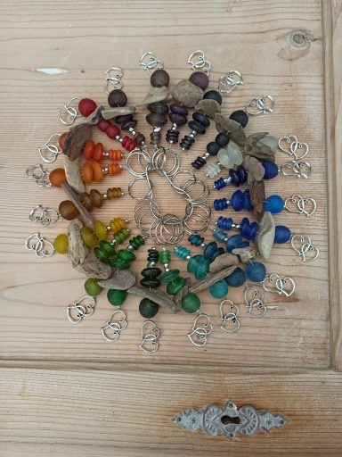 bengoArt Geschenkidee kleines Mitbringsel Schlüsselanhänger Anhänger mit Recyclingglasperlen Doppelherz Metallperle
