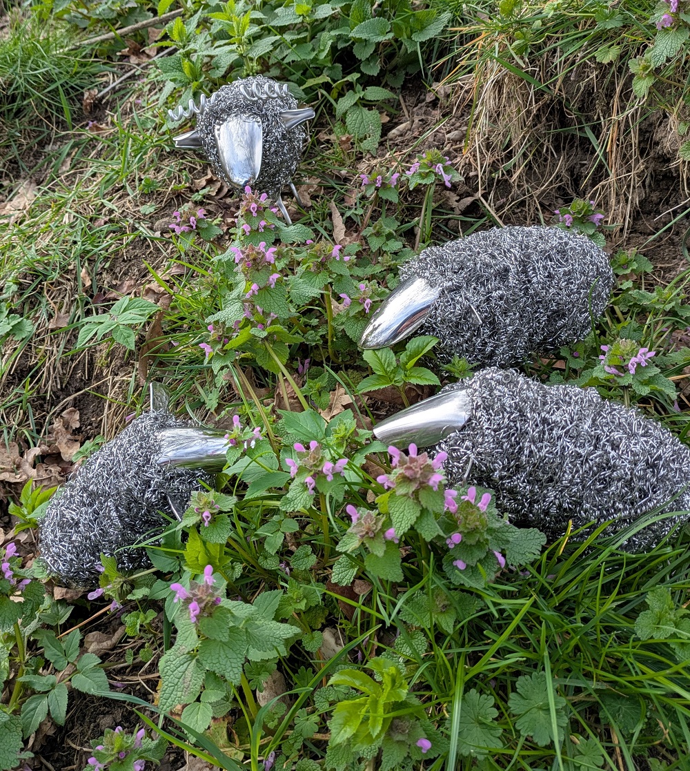 Schafe EdelLocke vier Schafe aus Edelstahlbesteck und Edelstahlwolle in Kräutern