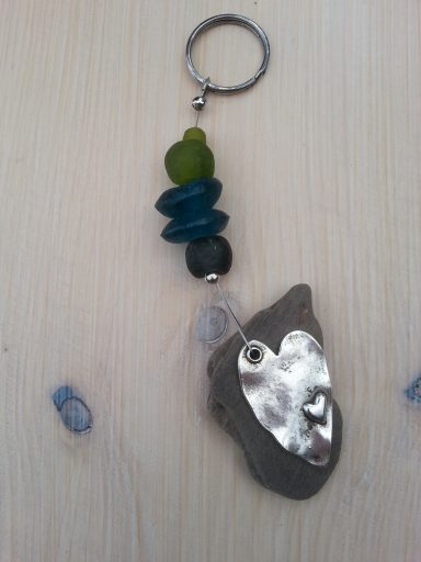 bengoArt Geschenkidee kleines Mitbringsel Schlüsselanhänger Anhänger mit Recyclingglasperlen Treibholz HerzinHerz 