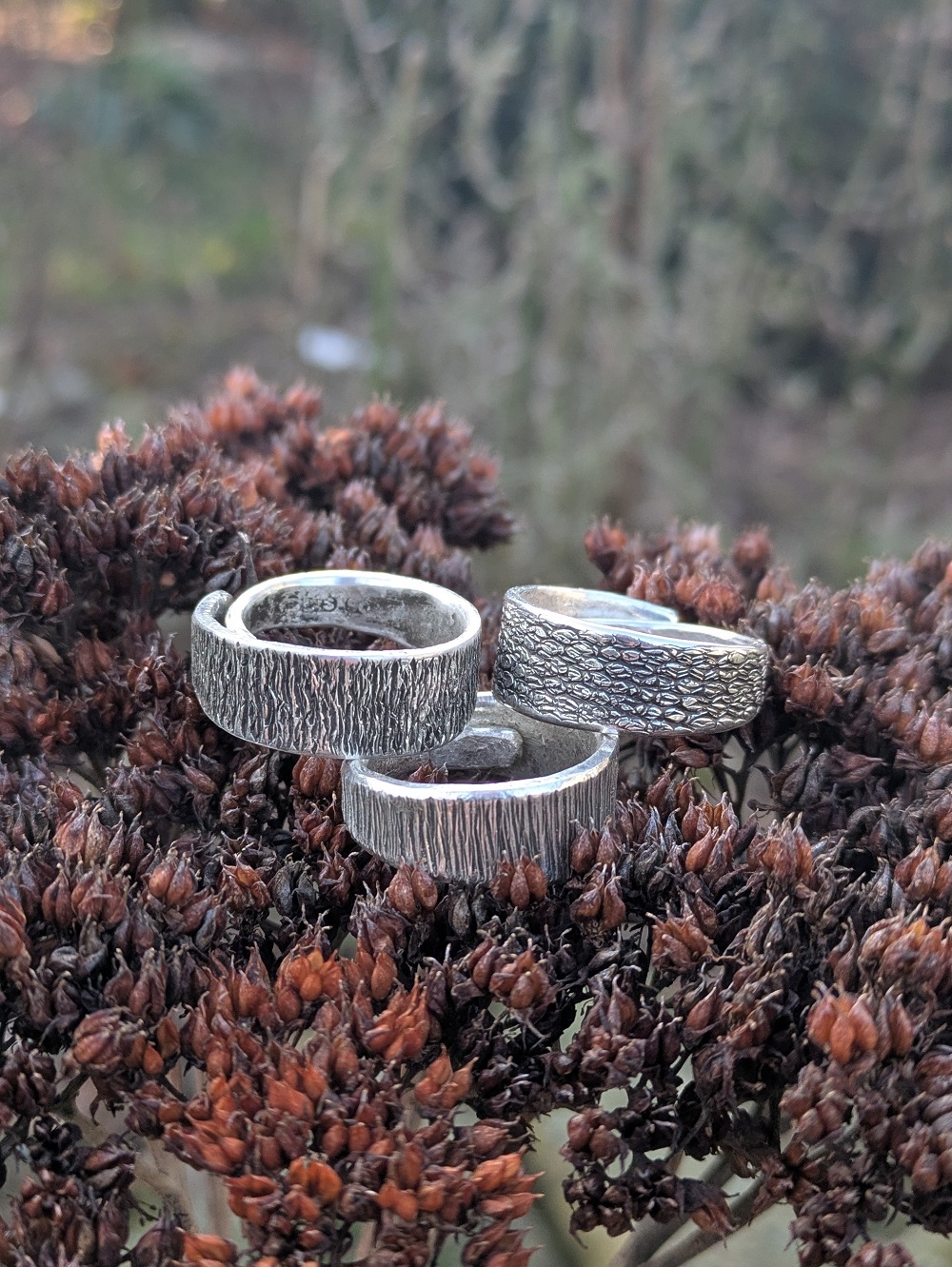 Versilberte Ringe mit unterschiedlicher Struktur