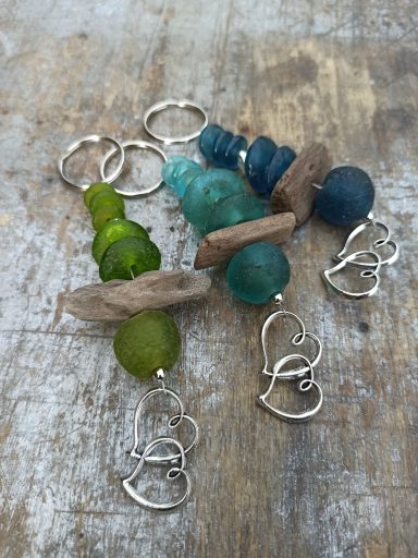 bengoArt Geschenkidee kleines Mitbringsel Schlüsselanhänger Anhänger mit Recyclingglasperlen grün blau Doppelherz Metallperle
