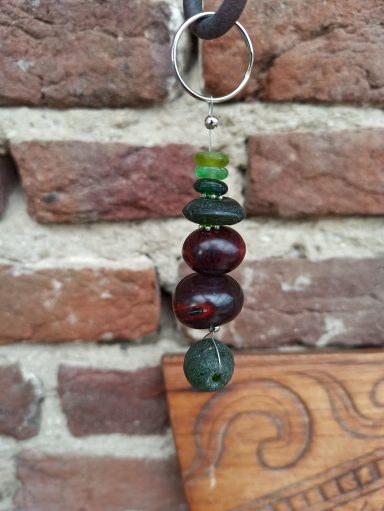 bengoArt Geschenkidee kleines Mitbringsel Schlüsselanhänger Anhänger mit Recyclingglasperlen Grün Sibukawfrucht